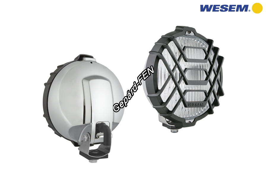 HO3.17477.Kis kerek ködfényszóró, CRÓM mûanyag házzal fehér üveggel +védõrács! Méretei:Fényszóróbetét átm: 152mm.Teljes méret: 152x182x81mm. Alsó csavaros (M8,-as) felfogatás.H3,-as izzó nélkül.