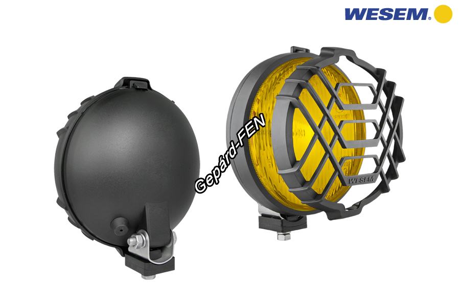 HO1.00601.Közepes méretü univerzális fekete kerek ködfényszóró, mûanyag házzal.Méretei: Betét átm: 159mm.Teljes méret:164x187mm.Alsó csavaros (M8,-as) felfogatással. Sárga üveggel, és díszráccsal.H3,-as izzó nélkül.