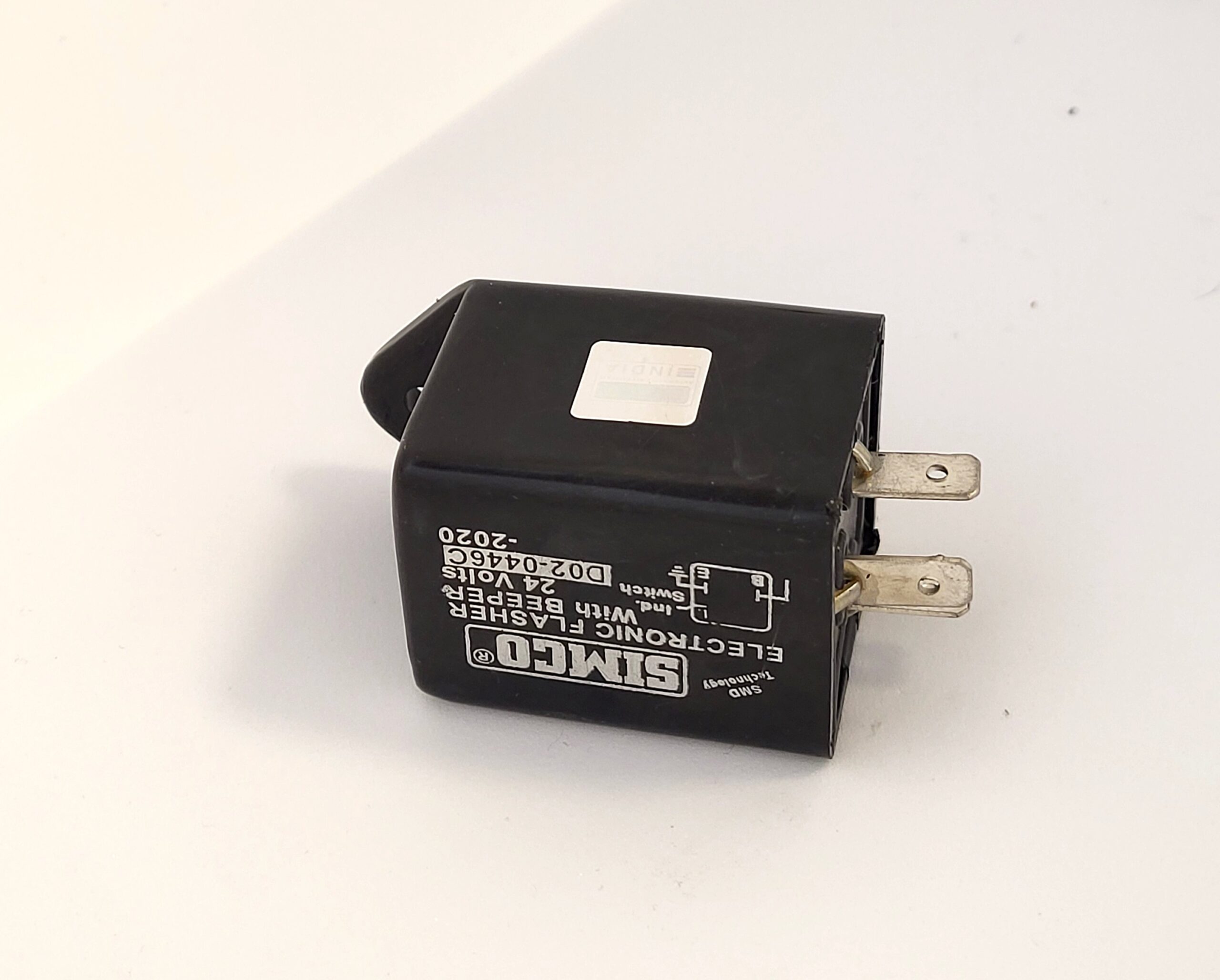 Univerzális 24V-3 lábas elektronikus irányjelzõ relé. Szögletes kivitel, mûanyag házban, tartófûllel.Kiválló minõségû indiai termék, egyedi csomagolásban,.