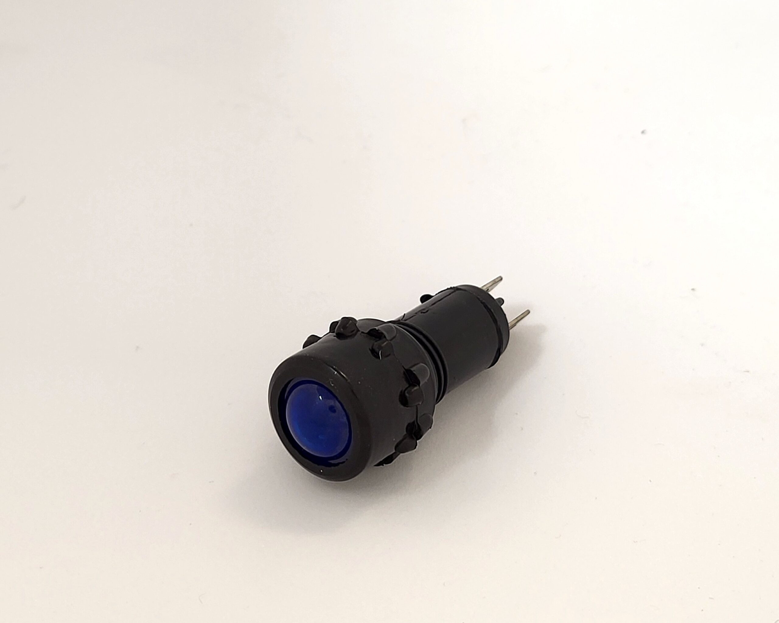 12-24V,-os LED,-es univerzális kerek kontrollámpa mûanyag házban.-KÉK-. Csavaros vezetékrögzítéssel, egyedi csomagolásban.