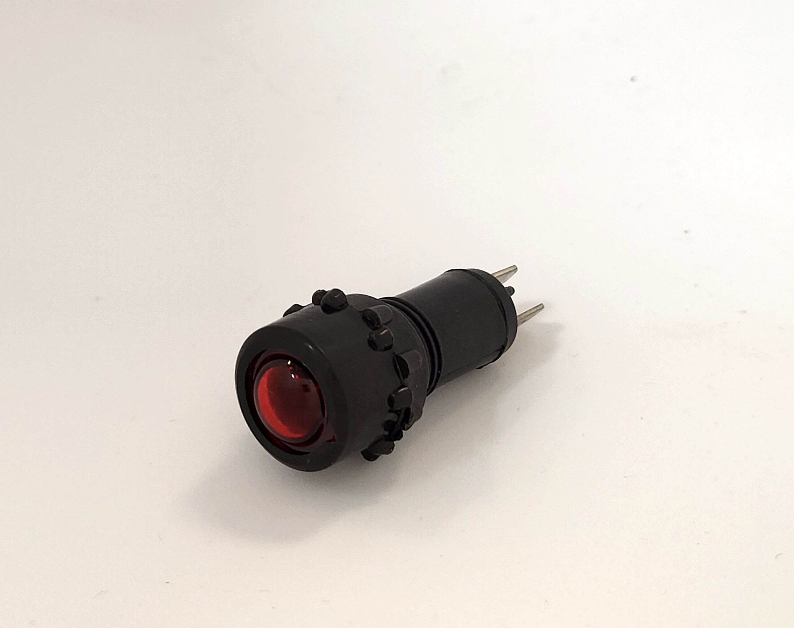 12-24V,-os LED,-es univerzális kontrollámpa, mûanyag házban.-PIROS- Csavaros vezetékrögzítéssel, egyedi csomagolásban.