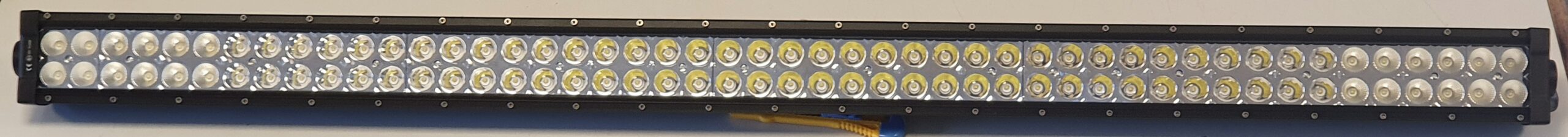 KS 88288,-as aluminiumházas fényhíd.Terítõ ill.szúrófényes kombináció. Két soros kivitel. 96db 3W,-os Epistár led. 288W. 25920 Lumen teljesítmény.Felfogótalppal.Hossza:127 cm. IP68,-as vízállóság!