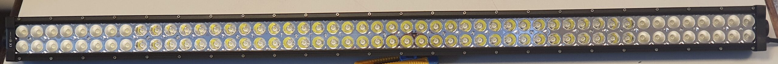 KS 88300,-as alumíniumházas fényhíd.Terítõ, ill.Szúrófényes kombináció.Két soros kivitel. 100db 3W,-os Epistár led. 300W. 27000 Lumen teljesítmény. Felfogótalppal.Hossza:137cm. IP68,-as vízállóság.