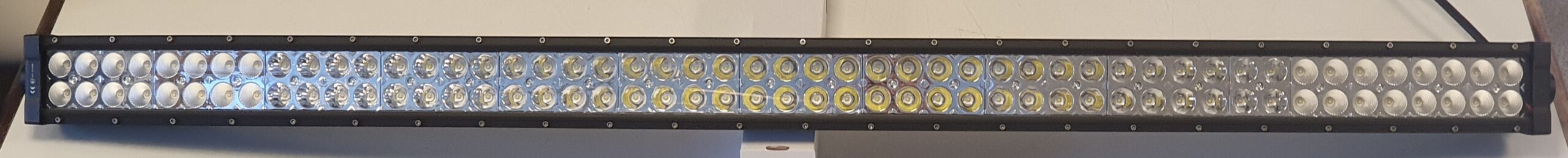 KS 88300C alumíniumházas, Ívelt fényhíd. Terítõ, ill. Szúrófényes kombináció.Két soros kivitel. 100db 3W,-os Epistár led. 300W. 27000 Lumen teljesítmény, Felfogótalppal. Hossza:137cm. IP68,-as vízállóság.