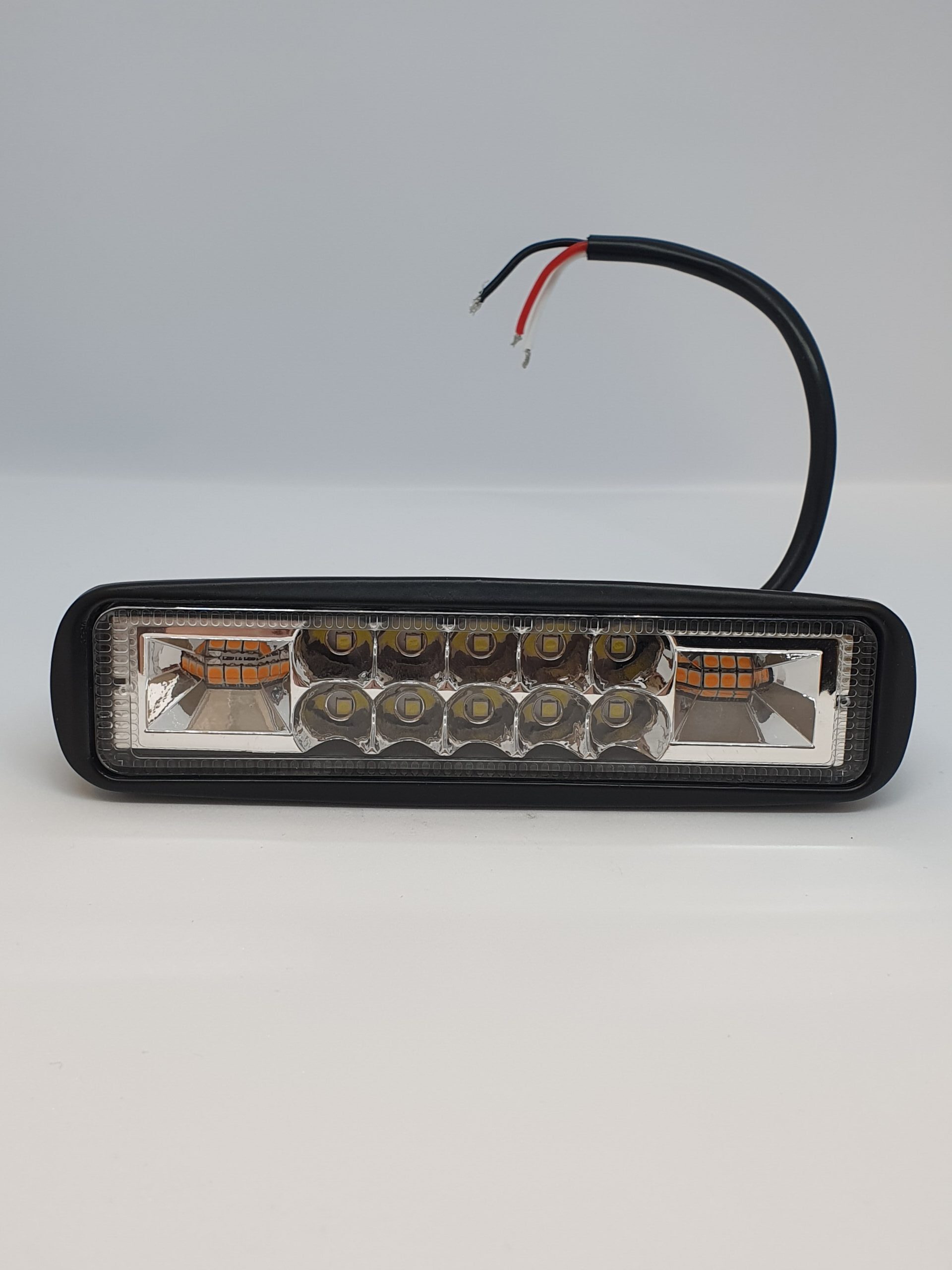 ÚJ TERMÉK!! KS5418. 16db 3W,-os(48W) nagy intenzitású OSRAM ledes 4800 Lumen névleges teljesítményû terítõfényû, kis téglatest alaku munkalámpa, sárga villogó funkcióval.12-24V.E9,-es minõsítés.IP68,-as vízállóság.Alu ház(158x45x52mm) fém tartóval.