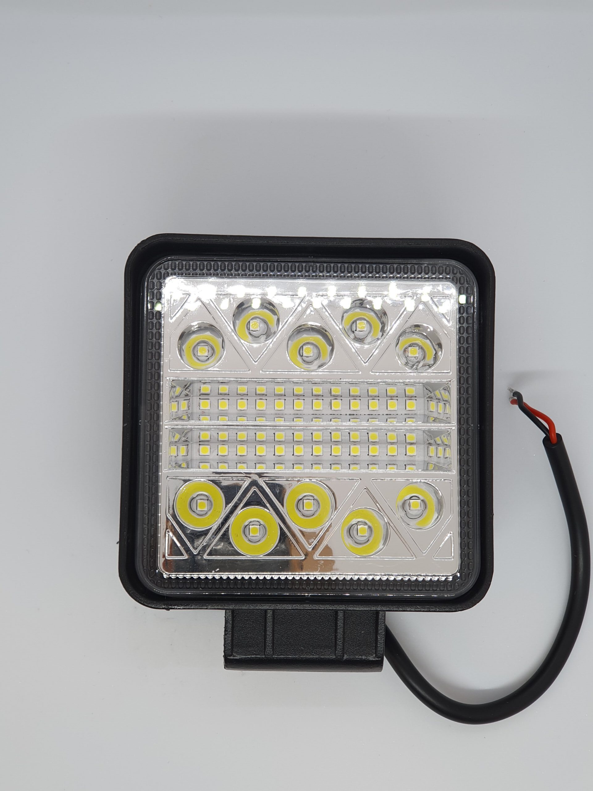 ÚJ TERMÉK!! KS33102. 34db 3W,-os nagy intenzitású OSRAM ledes 10200Lumen névleges teljesítményû,szúró ill.terítõfényû kocka alaku munkalámpa.12-24V.E9,-es minõsítés.IP68,-as vízállóság.Alumínium házban(110x126x57mm)fém tartóval,cca:250mm bekötõ kábel