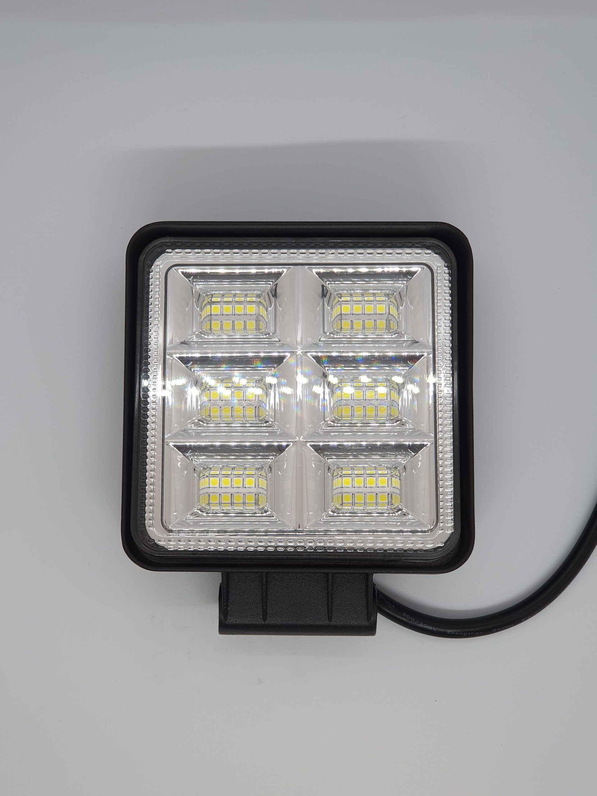 ÚJ TERMÉK!! KS33144. 48db 3W,-os nagy intenzitásu OSRAM ledes,14400 Lumen névleges teljesítményû, terítõfényü kocka alaku munkalámpa.12-24V.E9 minõsítés.IP68,-as vízállóság.Alumínium házban(110x126x35mm)alúl fém tartóval,cca:250mm bekötõ kábellal.