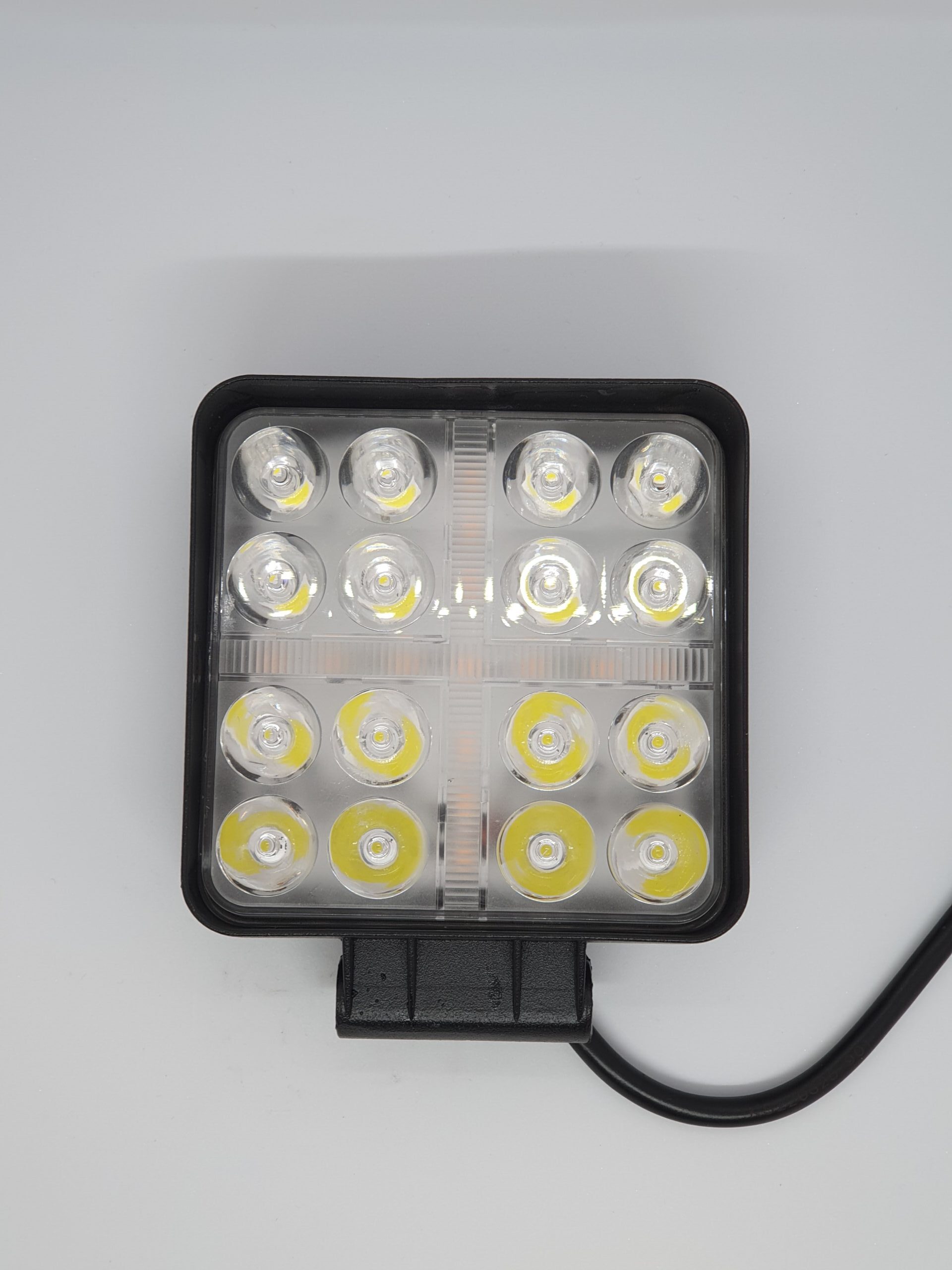 ÚJ TERMÉK! KS3348. 16db 3W,-os(48W) nagy intenzitásu OSRAM ledes 4800 lumen névl.teljesítményû szúrófényû munkalámpa sárga jelzõ fénnyel.12-24V.E9,-es minõsítés.IP68,-as vízállóság. Aluminium házban(110x128x35mm) fém tartóval,250 mm bekötési kábellal