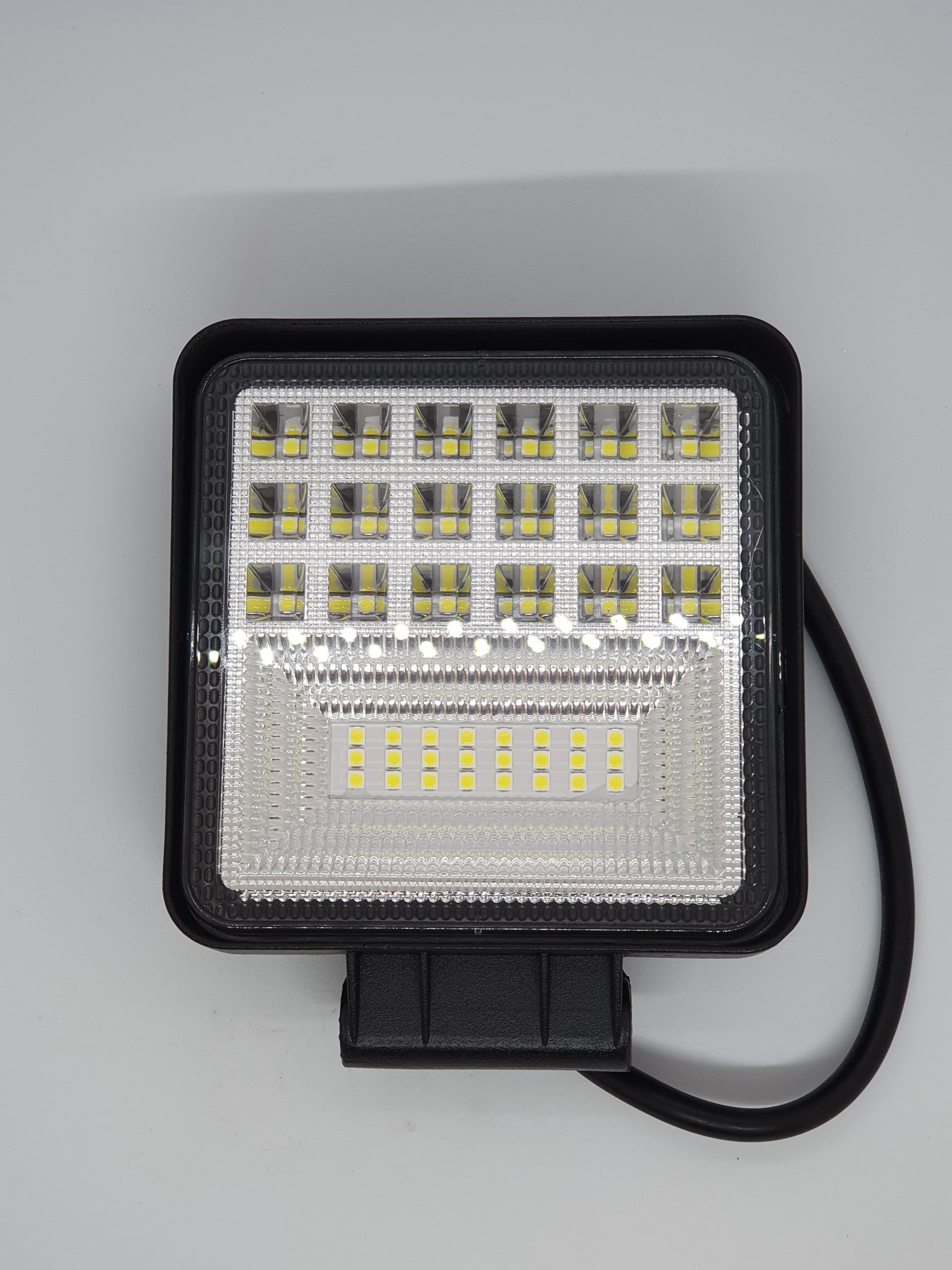 ÚJ TERMÉK!! KS33126. 42db 3w,-os(126W) nagy intenzitású OSRAM ledes 12600 Lumen névleges teljesítményû,terítõfényû,kocka alaku munkalámpa.12-24V.E9,-es minõsítés.IP68,-as vízállóság.Alum.Házban(110x128x35mm)alul fém tartóval,250mm bekötési kábellal.