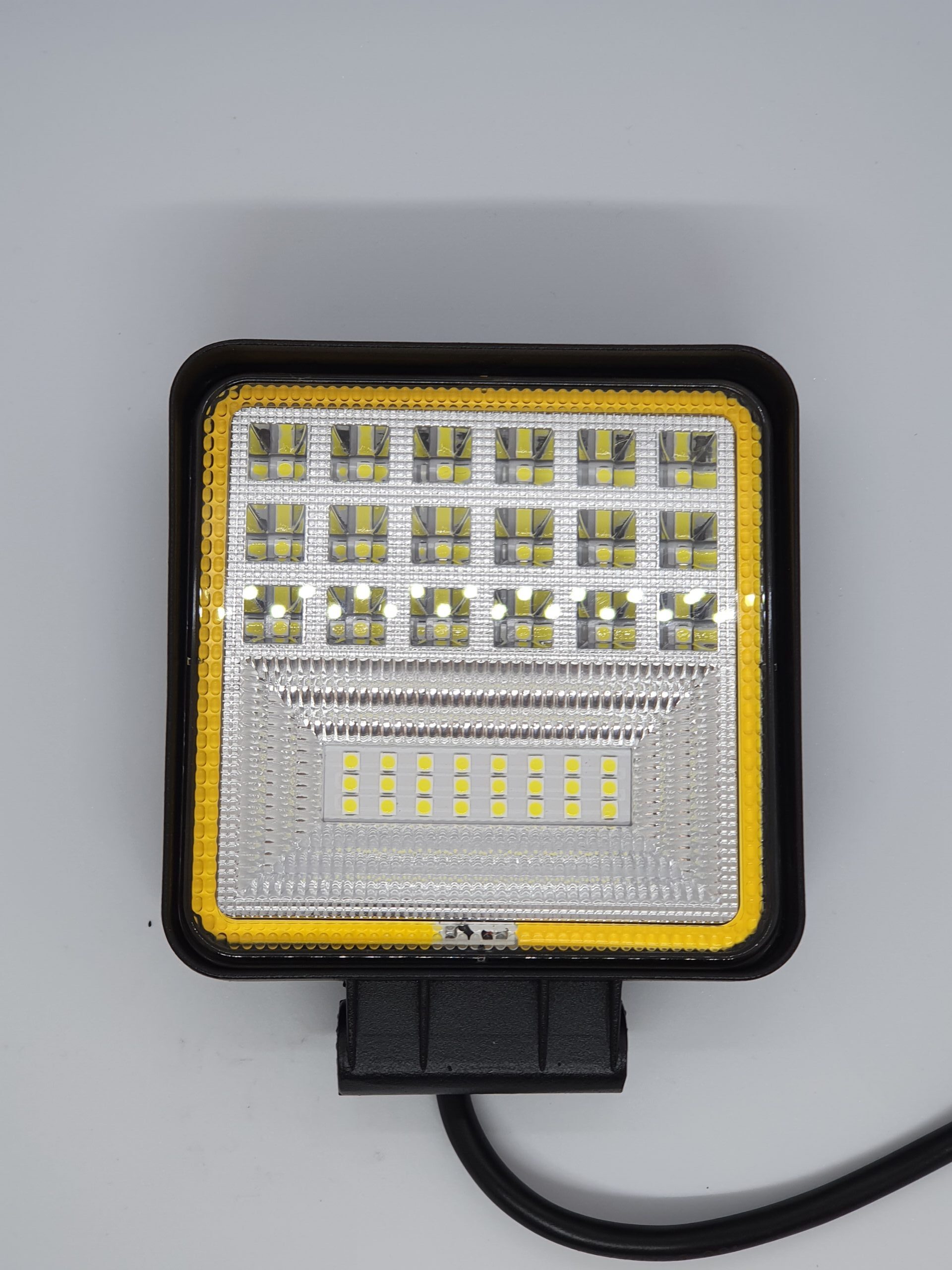 ÚJ TERMÉK!! KS33126H. 42db 3W,-os(126W) nagy intenzitásu OSRAM ledes 12600 Lumen névleges teljesítményû terítõfényû munkalámpa sárga jelzõ fénnyel.Kocka(110x128x35mm)alaku.12-24V.E9,-es minõsítés. IP68,-as vízállóság. Alu ház.250mm bek.vezeték.