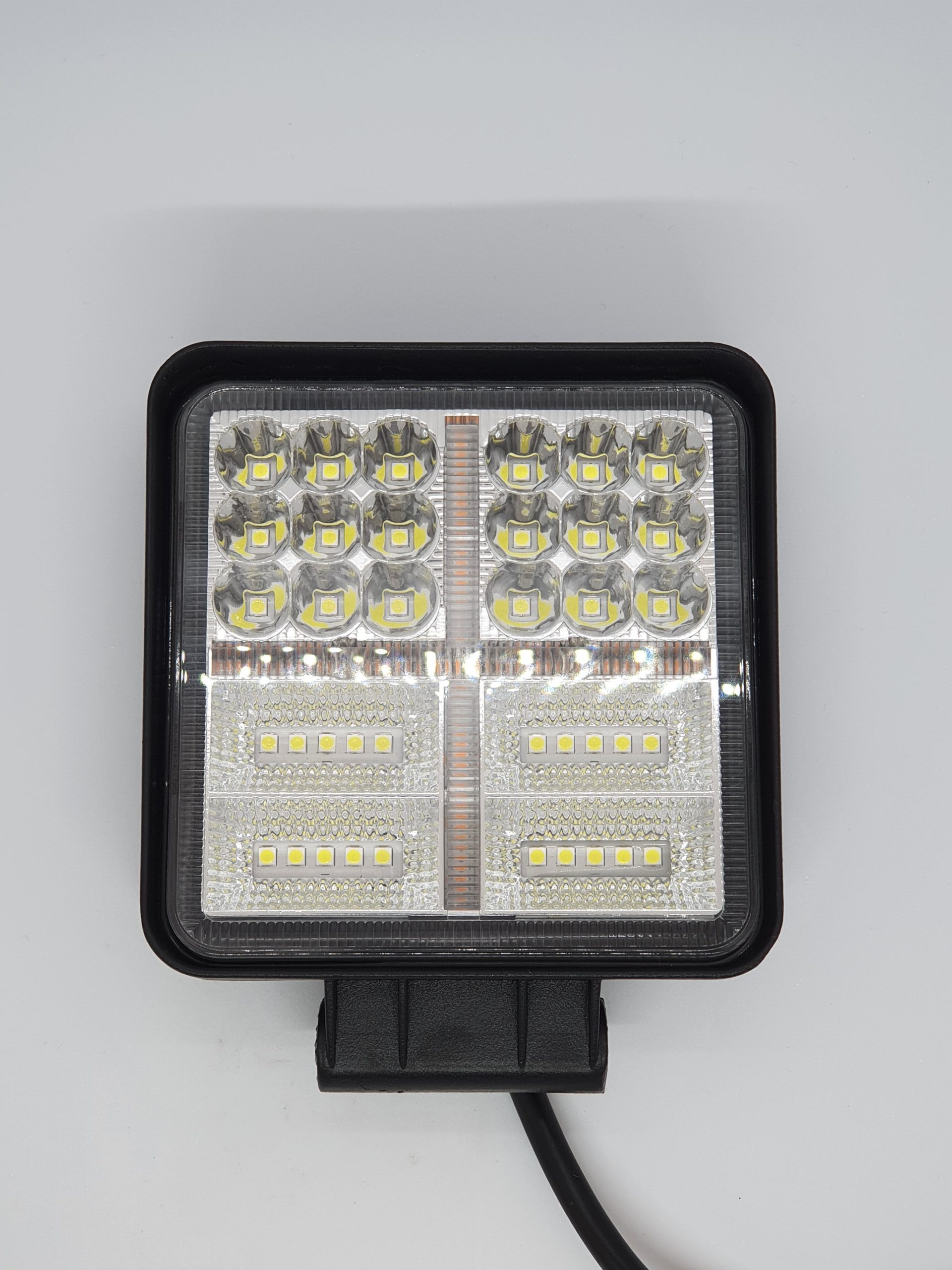 ÚJ TERMÉK!! KS33114. 38db 3W,-os(114W) nagy intenzitású OSRAM ledes 11400 Lumen névleges teljesítményû terítõfényû munkalámpa sárga jelzõfénnyel.Kocka(110x128x35mm) alaku, alum.Házban fém tartóval.12-24V.E9,-es minõsítés.IP68,-as vízállóság. 250mm ká