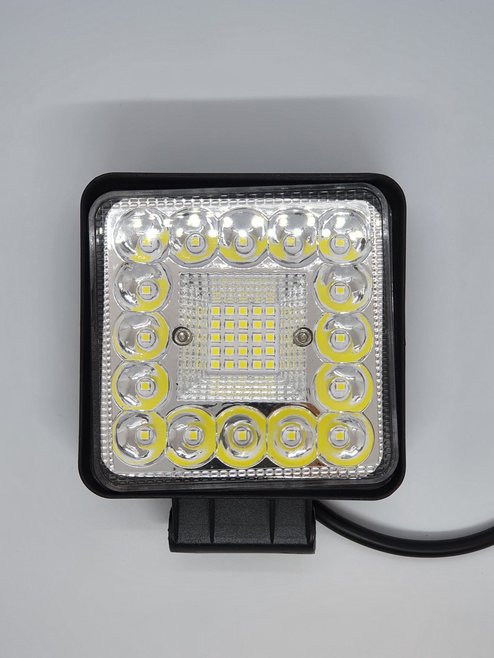 ÚJ TERMÉK!! KS33123. 41db 3W,-os(123W) nagy intenzitású OSRAM Ledes 12300Lumen névleges teljesítményû,terítõfényû kocka alaku munkalámpa.12-24V.E9,-es minõsítés.IP68,-as vízállóság.Alumínium házban(110x128x35mm) alul fém tartóval,cca 250mm beköt. vez