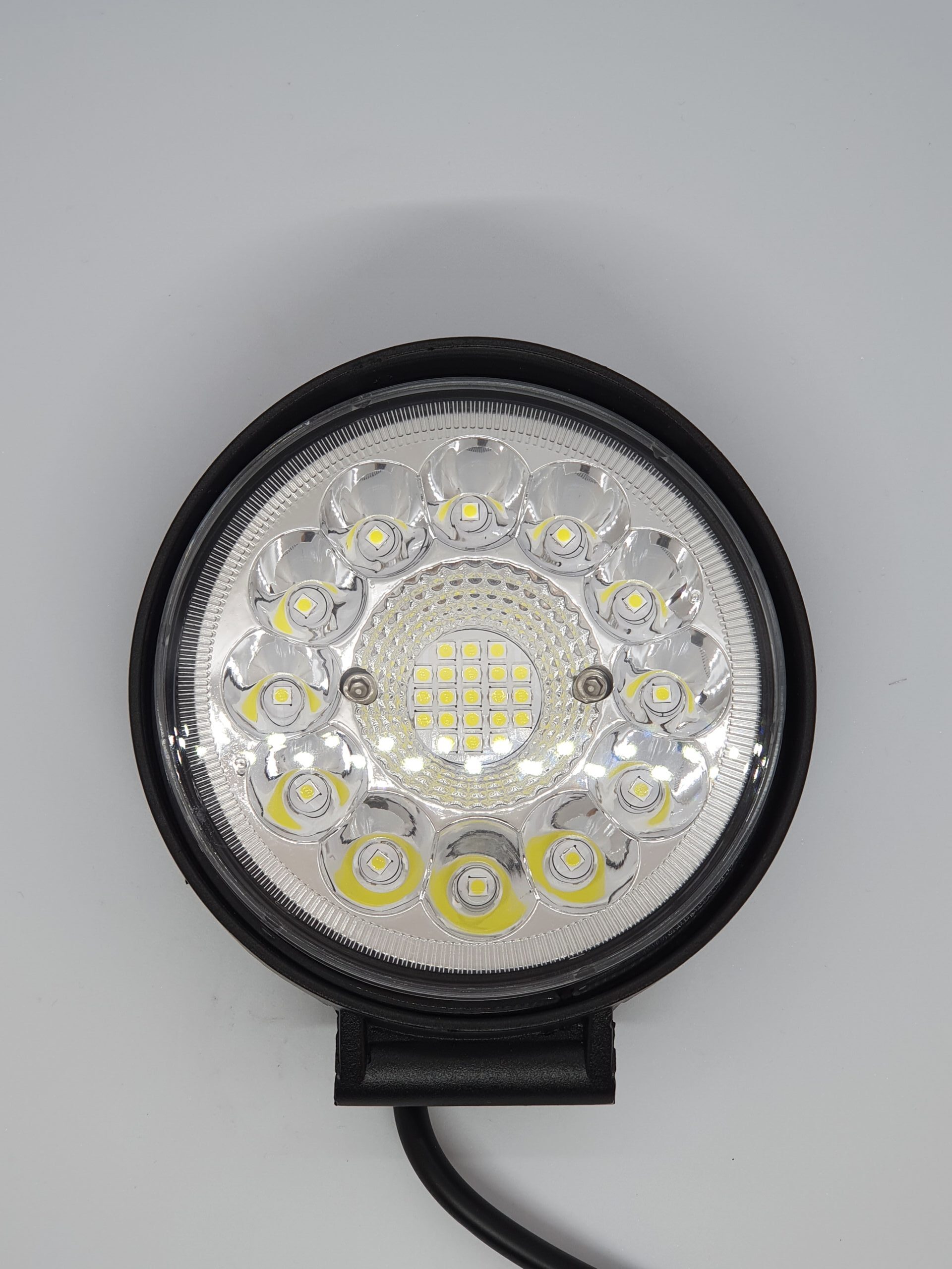 ÚJ TERMÉK!! KS3399. 33db 3W,-os(99W) nagy intenzitásu OSRAM ledes 9900Lumen névleges teljesítményû, terítõfényû, kerek munkalámpa.12-24V. E9,-es minõsítés.IP68,-as vízállóság. Alumínium ház(Átm:115mm.Mélys.37mm) alul fém tartóval.250mm bek.kábellal.
