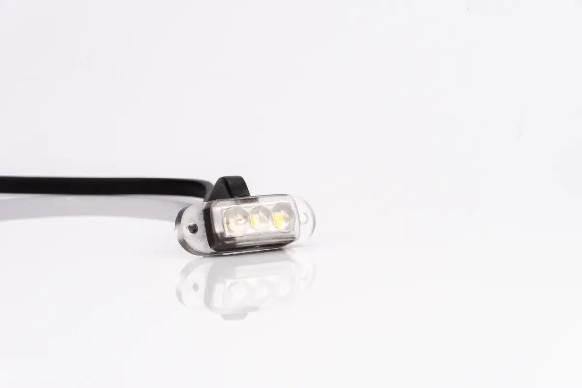 !!!ÚJDONSÁG!!! - Szélességjelzõ mezõgazdaságban használható 12V!!! 3LED-es sík hátoldalas QS150 csatlakozóval Piros 46mm x 15mm (FT-90C LED)