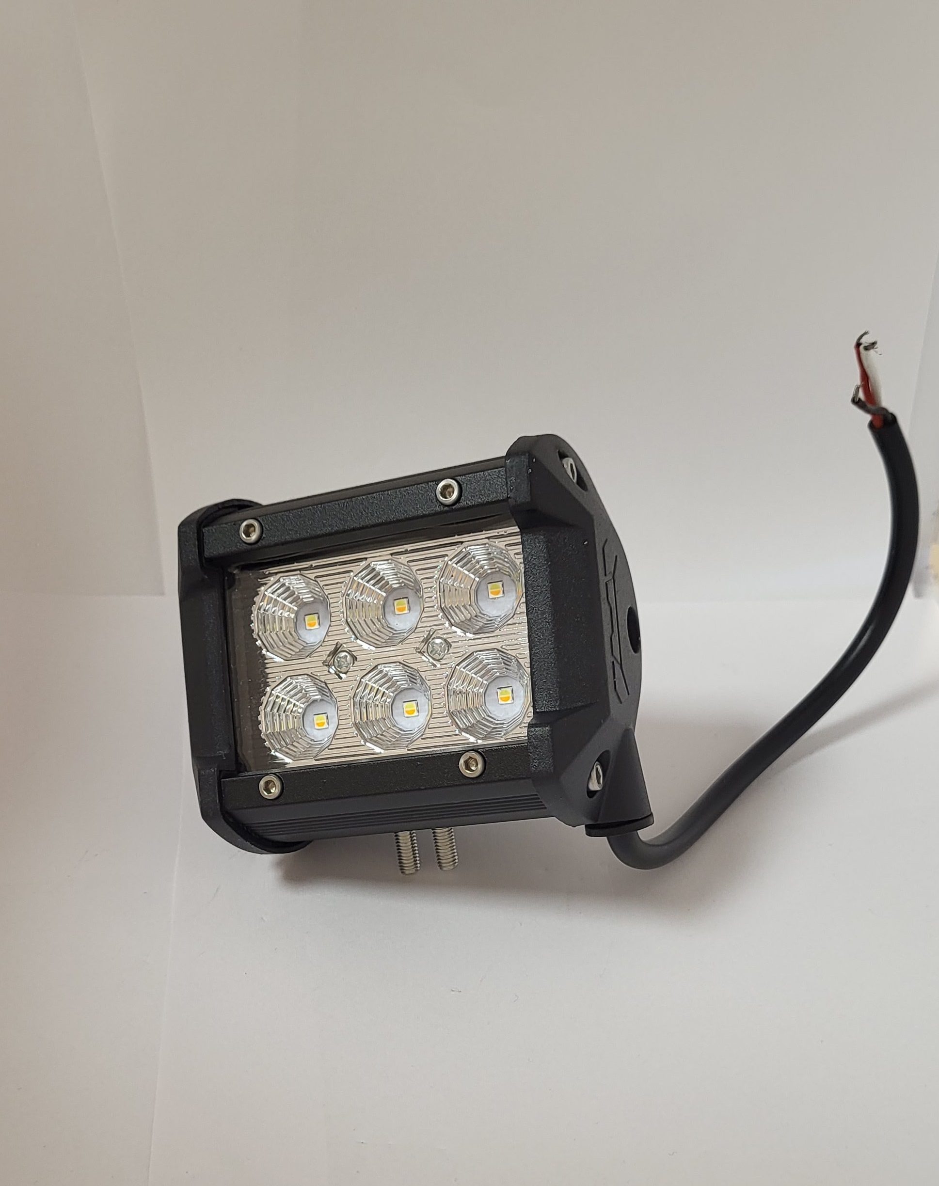 ÚJ Termék!! KS2418. 6db 3W,-os (18W) nagy intenzitásu OSRAM ledes 1800 Lumen névleges teljesítményû, terítõfényü munkalámpa sárga villogó funkcióval.12-24V.E9,-es minõsítés. IP68,-as vízállóság.Kocka (95x85x65mm)alaku,hátúl ívelt,fém tartóval.250mm.v
