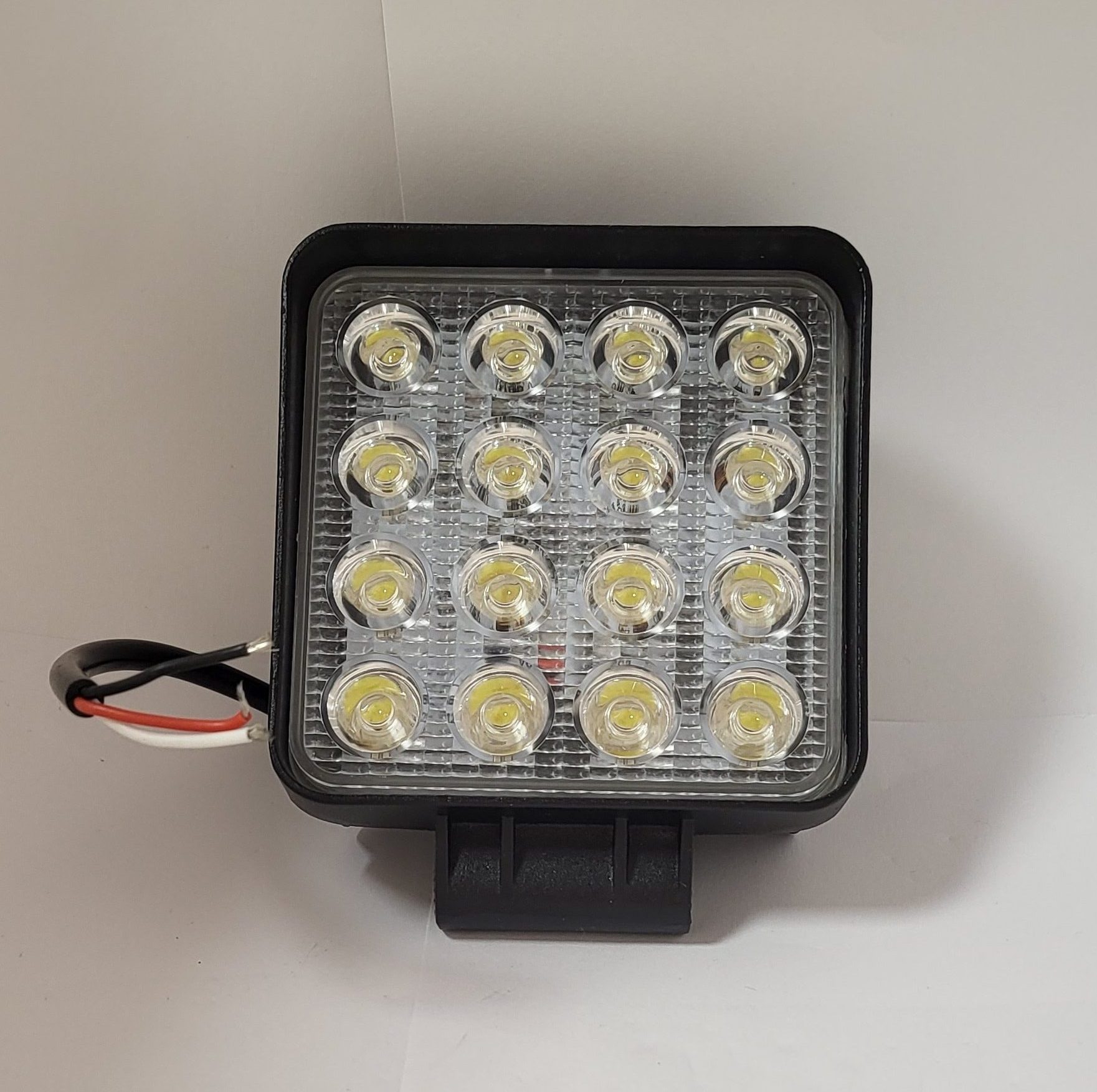 ÚJ TERMÉK!! KS0048F. 16db 3W,-os(48W) nagy intenzitásu OSRAM ledes 4800 Lumen névleges teljesítményû terítõfényû munkalámpa, sárga villogó funkcióval.12-24V.E9,-es minõsítés. IP68,-as vízállóság.Kocka(110x128x57mm)alaku,fém tartóval, 250mm.vezetékkel